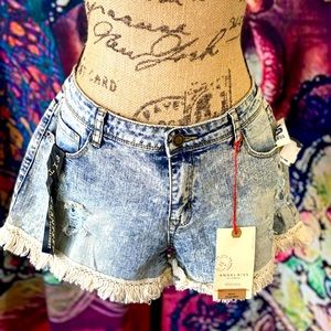 Jean shorts with frayed ends